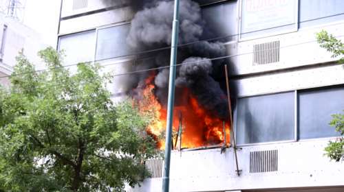 Υπό έλεγχο η φωτιά σε κτήριο στο κέντρο της Αθήνας: Απεγκλωβίστηκαν τρεις εργαζόμενοι [εικόνες - βίντεο]