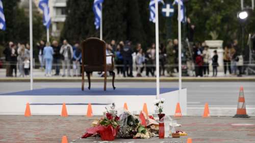 Παρέλαση: Η θέση του Προέδρου της Δημοκρατίας μπροστά από το μνημείο για τα 57 θύματα των Τεμπών