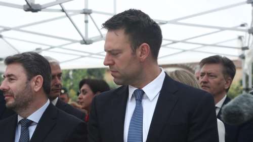 Βγαίνουν τα μαχαίρια σε ΣΥΡΙΖΑ - ΠΑΣΟΚ μετά τις ευρωεκλογές: Στο τραπέζι συζητήσεις για ενιαία &quot;κεντροαριστερά&quot;