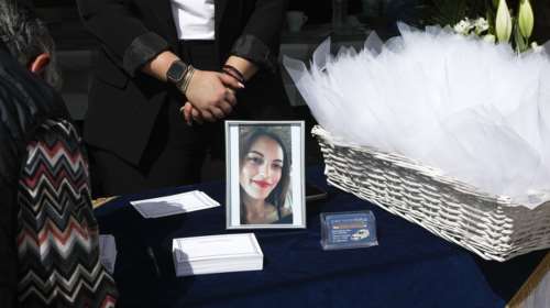 Θρήνος στην κηδεία της 28χρονης Κυριακής: Λύγισαν όλοι όταν την είδαν ντυμένη νύφη και με λευκό στεφάνι [εικόνες]