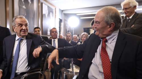 Σε αναμμένα κάρβουνα το Μαξίμου για την ομιλία Καραμανλή - Τι θα πει για τη διαγραφή Σαμαρά