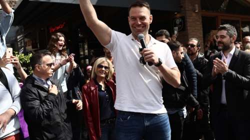 Στέφανος Κασσελάκης: Έφτασε στη Θήβα και έκανε βόλτα στην πόλη λίγο πριν μπει φαντάρος- Ολοι ήθελαν μια σέλφι μαζί του [εικόνες]