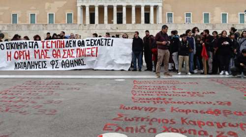 Συγκλονιστικό: Έγραψαν με κόκκινη μπογιά τα ονόματα των θυμάτων των Τεμπών μπροστά από το μνημείο του Αγνώστου Στρατιώτη