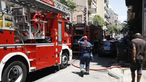 Πειραιάς: Φωτιά σε διαμέρισμα - Απεγκλωβίστηκαν μητέρα και παιδί, τραυματίστηκαν δύο πυροσβέστες