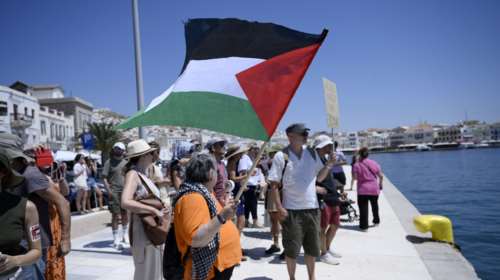 Σύρος: Μπλόκαραν το κρουαζιερόπλοιο &quot;Crown Iris&quot; με Ισραηλινούς επιβάτες - Δεν τους άφησαν να κατεβούν [βίντεο]