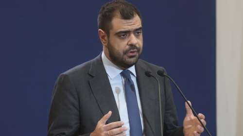 Live η ενημέρωση των πολιτικών συντακτών από τον κυβερνητικό εκπρόσωπο Παύλο Μαρινάκη