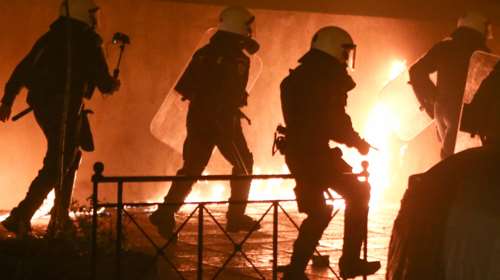 Κάηκε η Νέα Σμύρνη: Μάχες σώμα με σώμα στα στενά και την πλατεία - Σοκαριστικός τραυματισμός αστυνομικού [Εικόνες+Βίντεο]