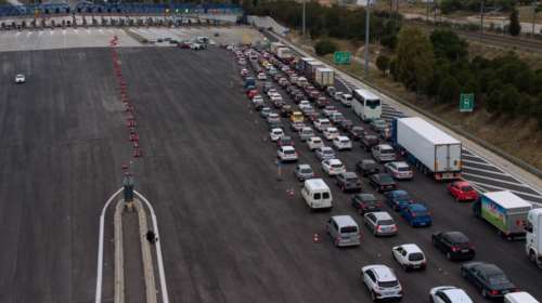 Ουρά χιλιομέτρων στην Ελευσίνα: Αυστηροί έλεγχοι στα διόδια - Πόσα αυτοκίνητα έκαναν αναστροφή [Εικόνες]