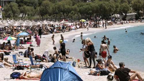 Ο συνωστισμός στην Ερμού και στις παραλίες τρόμαξαν τους ειδικούς: Εντατικοί έλεγχοι για την υπερβολική χαλάρωση