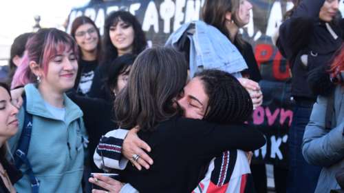 Κολωνός: Τα πρώτα λόγια της 12χρονης όταν έμαθε ότι αθωώθηκε η μητέρα της - &quot;Η πιο ευτυχισμένη μέρα της ζωής μου&quot;