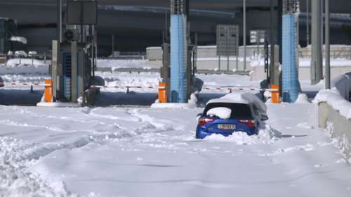 Αττική Οδός: 500 αυτοκίνητα έχουν εγκαταλειφθεί στην τύχη τους - Απεγκλωβίστηκαν 3.500 οδηγοί και 1.800 οχήματα