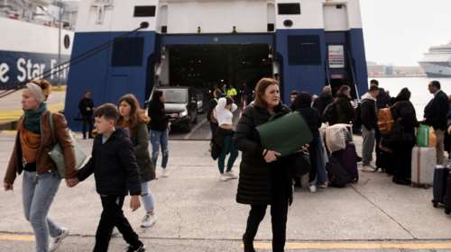 Σαντορίνη: Εγκαταλείπουν το νησί με πλοία και αεροπλάνα λόγω των σεισμών - Τουλάχιστον 3.000 άτομα έχουν φύγει [βίντεο]