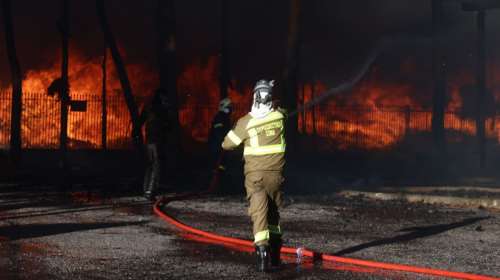 Δύσκολη νύχτα με τη φωτιά στο Μενίδι: Οι φλόγες πέρασαν και σε διπλανό εργοστάσιο - Τρομακτικές εικόνες [βίντεο]