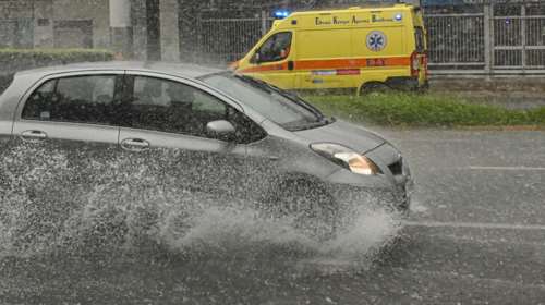 Live οι εξελίξεις: Η κακοκαιρία σαρώνει την Αττική, μήνυμα 112 - Πλημμύρες και χαλάζι στα βόρεια προάστια