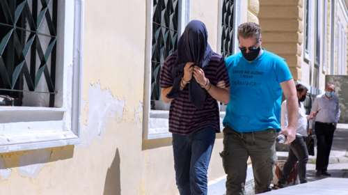 Νέα Σμύρνη: Εφθασε στο δικαστήριο ο 22χρονος σάτυρος- Οι καταθέσεις των γυναικών που τον "καίνε"