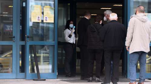 Υποχρεωτικός εμβολιασμός: Ποιοι εξαιρούνται και πότε μειώνεται το πρόστιμο στο μισό - Νέα παρέμβαση Μητσοτάκη στη Βουλή