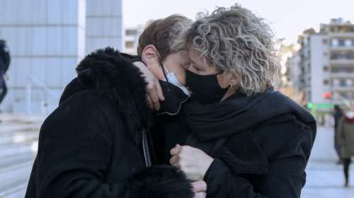 Η σπαρακτική αγκαλιά της μάνας της Ελένης Τοπαλούδη με τη μάνα της Γαρυφαλλιάς στο Εφετείο [εικόνες]
