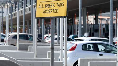 Αδειάζει η Αθήνα: Φεύγουν οι εκδρομείς - Ουρές στα διόδια Ελευσίνας, μεγάλες καθυστερήσεις στην περιφερειακή Αιγάλεω