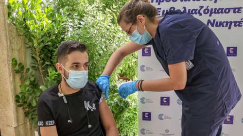 Κορονοϊός: Δεν χρειάζεται τρίτη δόση εμβολίου για τους κάτω των 18 - Τι ισχύει για τα παιδιά που έχουν νοσήσει