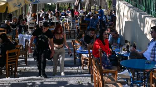 Άρση lockdown: Παράταση μιας εβδομάδας στις αποφάσεις για μουσική, ωράριο κυκλοφορίας και δεξιώσεις γάμων