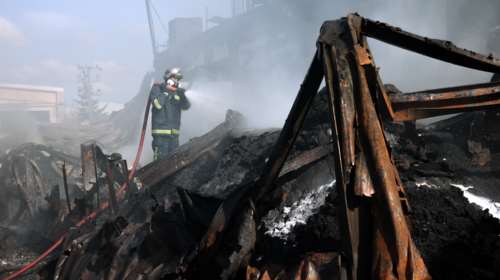 Ασπρόπυργος: Αποπνικτική ατμόσφαιρα μετά τη φωτιά στο εργοστάσιο πλαστικών - Υποψίες ότι ξέσπασε από κεραυνό [βίντεο]