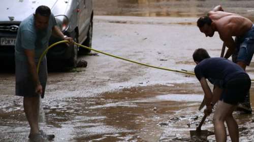 Καλοκαιρινό μπουρίνι: Έριξε &quot;καρέκλες&quot; σε Αττική, Βοιωτία και Αρκαδία - Ίδιο βροχερό σκηνικό και την Κυριακή [Χάρτης]