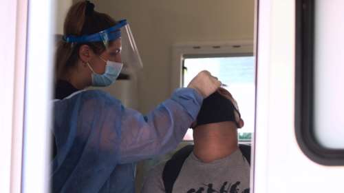 Rapid tests - Μειώνονται δραματικά οι ηλικίες των θετικών κρουσμάτων: Οι 5 περιοχές με μέσο όρο από 22 έως 25 ετών