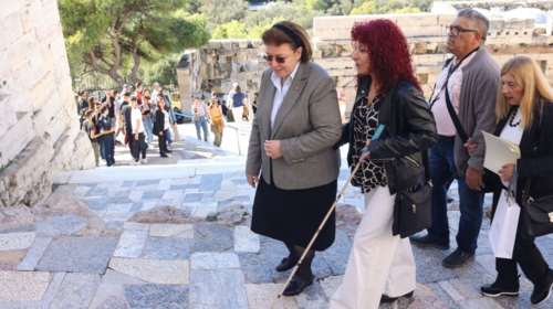 Ακρόπολη: Προσβάσιμη πλέον σε άτομα με οπτική αναπηρία -  Ειδική εφαρμογή πλοήγησης και 12 στάσεις επίσκεψης