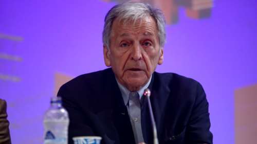 Ο Γαβράς αποχαιρετά τον Βαγγέλη Παπαθανασίου: Η μουσική έβγαινε από την καρδιά και το μυαλό του [βίντεο]