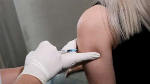 Τρίτη δόση: Την Παρασκευή ανοίγει η πλατφόρμα των ραντεβού για όλους άνω των 18 ετών