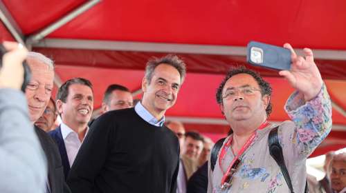 Στη Λέσβο ο Μητσοτάκης: Σέλφι με Τούρκους τουρίστες - Ικανοποίηση για τις αφίξεις χιλιάδων επισκεπτών [εικόνες]