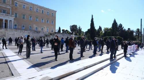 Σε παράταξη α λα ΚΚΕ η συγκέντρωση βουλευτών του ΣΥΡΙΖΑ έξω από τη Βουλή [εικόνες]