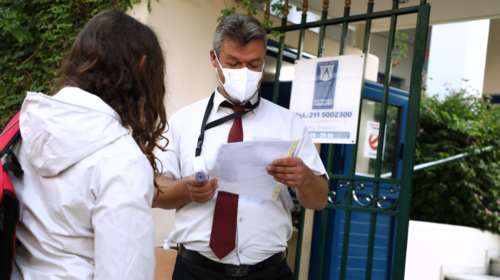 Πειραιάς: Γονέας αρνητής μήνυσε εκπαιδευτικούς για self test και μάσκα - Παρέμβαση του εισαγγελέα