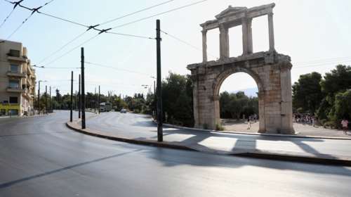 Δεκαπενταύγουστος: Eκκωφαντικά άδεια η Αθήνα - Έρημοι δρόμοι και ελάχιστοι τουρίστες [εικόνες-βίντεο]