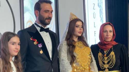 Viral χλιδάτος γάμος στην Τουρκία: Γέμισαν χρυσάφι τη νύφη, αναγκάστηκε να καθίσει από το βάρος