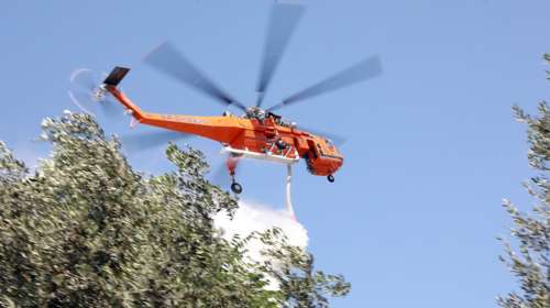 Συναγερμός για φωτιά δίπλα στο Σισμανόγλειο - Σηκώθηκε ελικόπτερο [εικόνες]