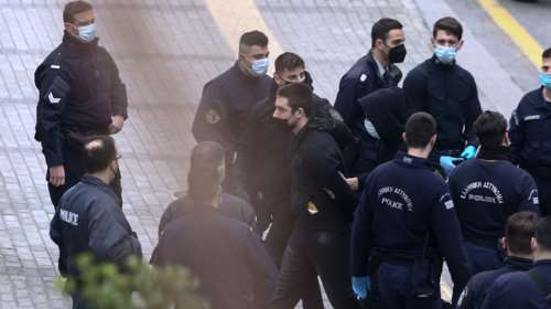 Δολοφονία Τοπαλούδη: Οργή της μάνας για τη νέα διακοπή της δίκης - Παρόντες οι δράστες [εικόνες]