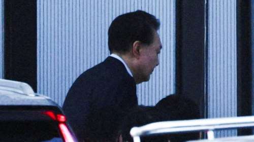 Νότια Κορέα: Συνελήφθη ο έκπτωτος πρόεδρος Γιουν Σοκ Γελ – Δίωξη για ανταρσία λόγω της κήρυξης στρατιωτικού νόμου