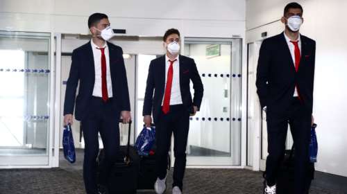 Ολυμπιακός: Με μάσκες έφτασαν οι παίκτες στο Λονδίνο