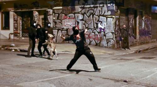 Επεισόδια στα Εξάρχεια: Συνελήφθησαν δύο νεαροί για τις επιθέσεις στα ΜΑΤ στην Τρικούπη