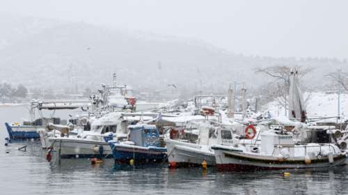 Η &quot;Μήδεια&quot; έντυσε στα άσπρα και την Καβάλα- Χιόνια σκέπασαν τις βάρκες  [εικόνες]