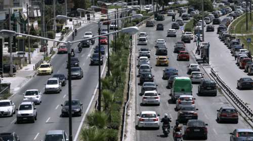 Τροχαίο στην Καλλιθέα, μποτιλιάρισμα στην Παραλιακή - Σύγκρουση οχημάτων στην Αττική οδό, μετά τα Γλυκά Νερά