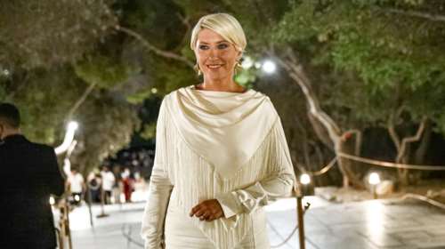 Σία Κοσιώνη: Η πιο εντυπωσιακή εμφάνιση στο Ηρώδειο - Το total white και η απίθανη εσάρπα
