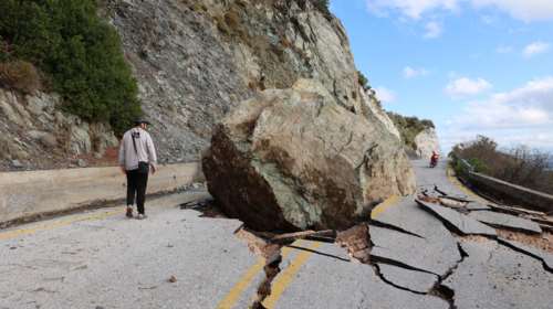 Κατολίσθηση στη Λέσβο: Τεράστιος βράχος έπεσε και τρύπησε το οδόστρωμα [εικόνες - βίντεο]