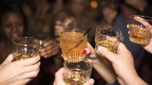 Κορονοϊός - Βρετανία: Θετικοί 20 μαθητές που επέστρεψαν από Ζάκυνθο - Πήγαιναν σε ξέφρενα πάρτι και περηφανεύονταν