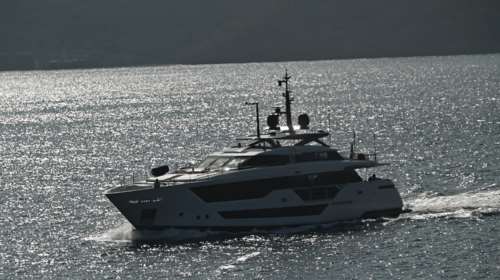 Χαλκιδική: Σκάφος με εννέα Ρουμάνους τουρίστες έπεσε σε βράχια – Τους απεγκλώβισε ναυαγοσώστης