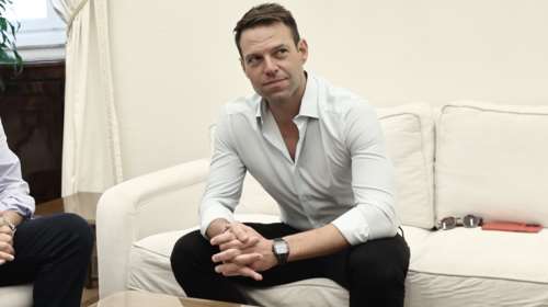 Ρώτησαν τον Κασσελάκη για το σημερινό του πρόγραμμα και εκείνος απάντησε "είναι σουρπρίζ" - Τα γαλλικά στους δημοσιογράφους