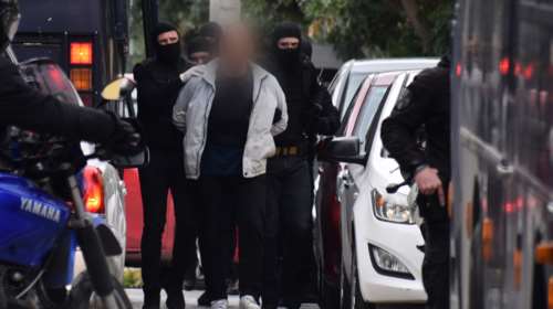 Εταιρεία τρομοκρατών: Οι δύο ένστολοι "μάγειρες", ο αριστερόχειρας ληστής και ο "κούριερ" με τον φάκελο βόμβα