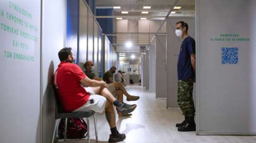 Στο τραπέζι ο υποχρεωτικός εμβολιασμός στο Δημόσιο: Ενοπλες Δυνάμεις, Σώματα Ασφαλείας, ΚΕΠ, εφορίες, ΕΦΚΑ