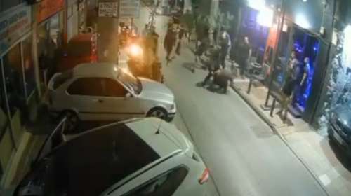 Βίντεο ντοκουμέντο: Άγρια συμπλοκή έξω από μπαρ στον Πειραιά - Βγήκαν όπλα μεταξύ &quot;νονών&quot; της νύχτας